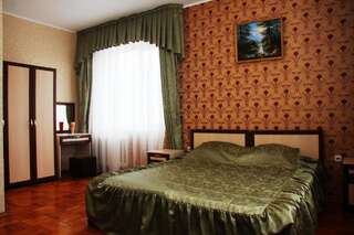 Гостиница Якорь Анапа Стандартный номер с 2 односпальными кроватями и диваном-1