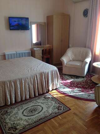 Гостиница Якорь Анапа Двухместный номер с 1 кроватью и собственной ванной комнатой-1